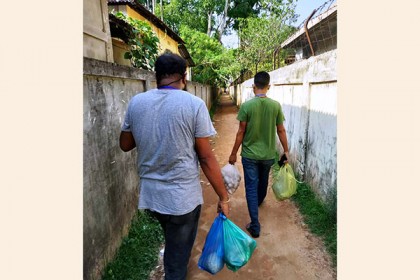 শ্রীমঙ্গলে বাড়ি বাড়ি খাদ্যসামগ্রী পৌঁছে দিচ্ছে 'উদ্দীপ্ত তারুণ্য'
