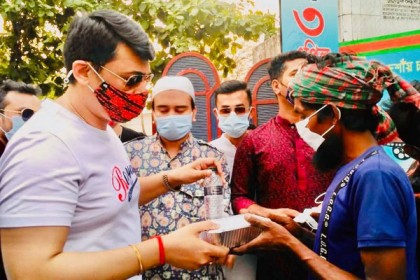 ২০০ রোজাদারের মাঝে ইফতার ও মাস্ক বিতরণ করলেন জায়েদ খান


