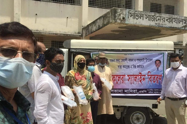 বরগুনায় আইভি স্যালাইন সংকট, এগিয়ে এলেন সংসদ সদস্য ও জেলা প্রশাসক