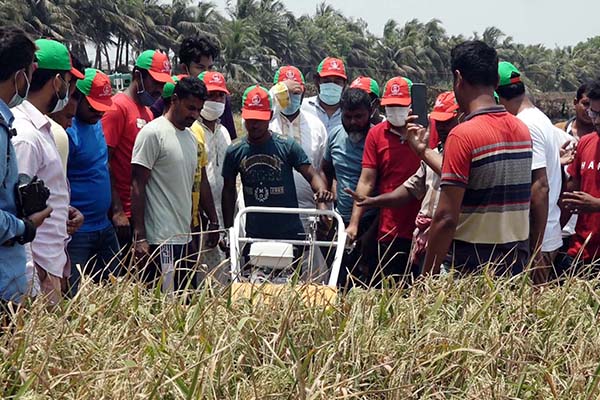 খুলনায় কৃষককে ধান কাটা মেশিন সহায়তা দিলো যুবলীগ
