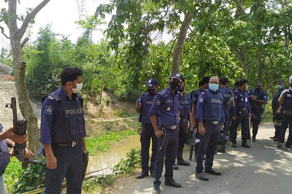কুমিল্লায় যুবককে কুপিয়ে হত্যা, ২০টি ঘর ভাঙচুর