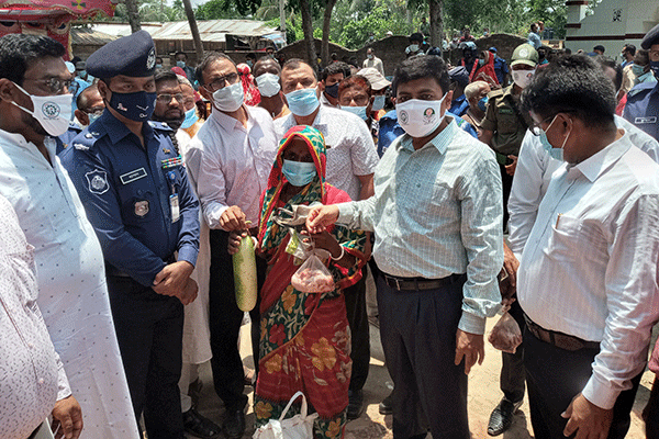খুলনায় কর্মহীনদের মাঝে খাদ্যসামগ্রী বিতরণ