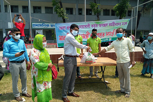 নোয়াখালীতে অসহায়দের মাঝে প্রধানমন্ত্রীর উপহার বিতরণ