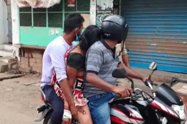 ভারতে অ্যাম্বুলেন্সের অভাবে ছেলের মোটরসাইকেলে মায়ের লাশ