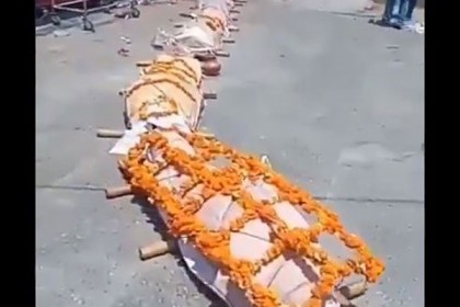 দিল্লির শ্মশানে এবার ফুরিয়েছে কাঠ, লাশের সারি নিয়ে চরম উদ্বেগ (ভিডিও) 