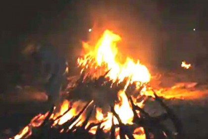 করোনা আতঙ্কে মৃতকে ছুঁল না পরিবার, সৎকার করলেন একদল মুসলিম যুবক