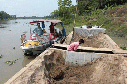 হালদা নদী থেকে বালু তোলায় ইঞ্জিন চালিত নৌকা ধ্বংস