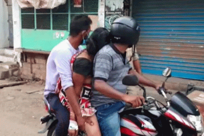 ভারতে অ্যাম্বুলেন্সের অভাবে ছেলের মোটরসাইকেলে মায়ের লাশ
