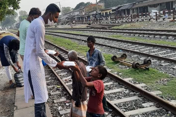 নাটোরে কর্মহীন শতাধিক মানুষের মাঝে ইফতার বিতরণ