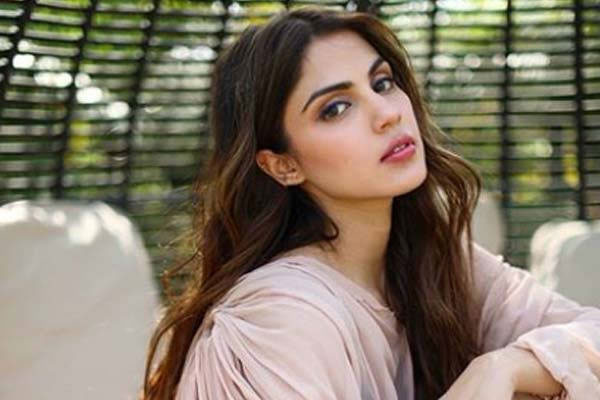 পরিচালক- প্রযোজকদের দ্বারে দ্বারে ঘুরছেন রিয়া