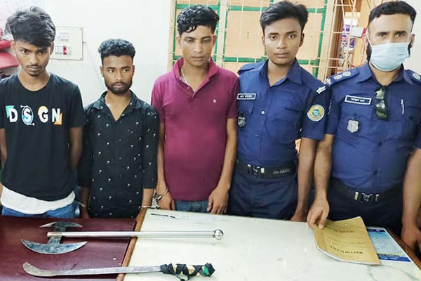 গৌরনদীতে অস্ত্রসহ ৩ যুবক আটক 