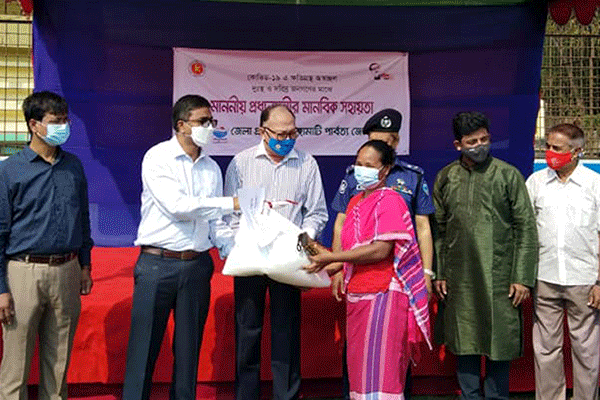 রাঙামাটিতে কর্মহীনদের মাঝে খাদ্য সামগ্রী বিতরণ