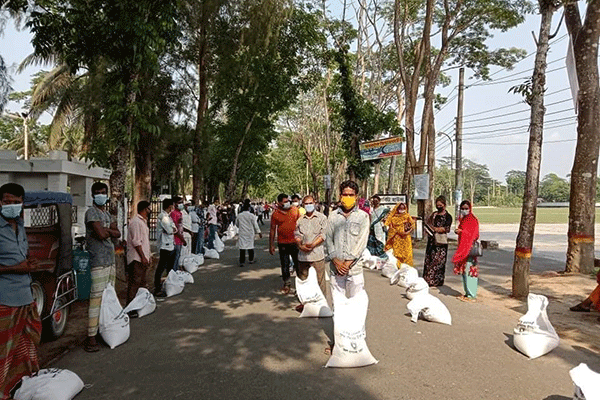বরগুনায় কর্মহীনদের মাঝে প্রধানমন্ত্রীর উপহার বিতরণ