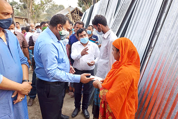‘রহস্যজনক’ আগুন, আতঙ্কে খোলা আকাশের নিচে গ্রামবাসী
