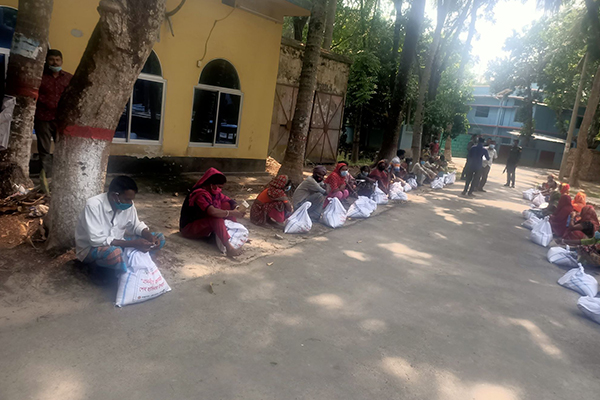 নাটোরে অর্ধ-শতাধিক পরিবার পেল প্রধানমন্ত্রীর উপহার