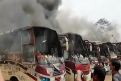 রাজধানীর নবাবগঞ্জে বাস ডিপোতে আগুন