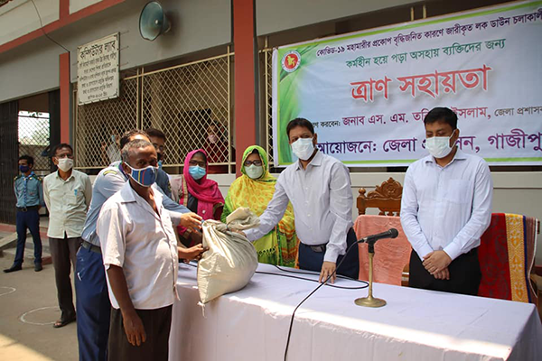 গাজীপুরে কর্মহীন গণপরিবহন শ্রমিককে ত্রাণ সহায়তা