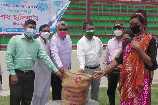 কুড়িগ্রামে তৃতীয় লিঙ্গদের মাঝে খাদ্য সামগ্রী বিতরণ