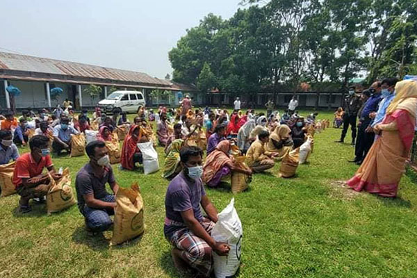 ফুলপুরে করোনায় কর্মহীনদের মাঝে খাদ্য সামগ্রী বিতরণ
