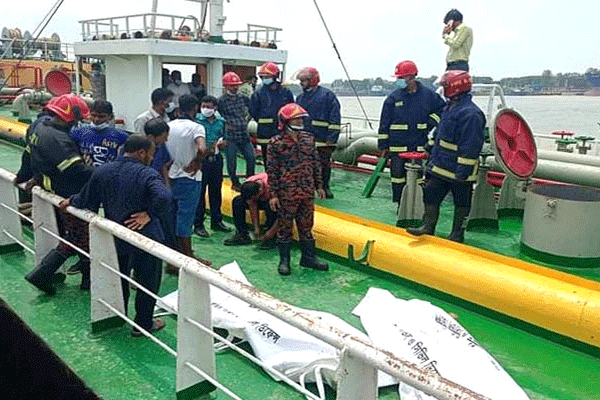 কর্ণফুলীতে অয়েল ট্যাংকে অগ্নিকাণ্ডের ঘটনায় দুইজনের মৃত্যু, আহত ৩
