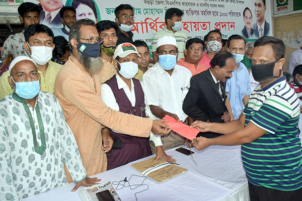 বগুড়ায় দলীয় নেতাকর্মীদের অর্থ প্রদান করলেন এমপি সিরাজ
