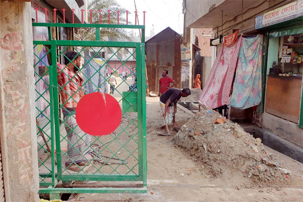 সিদ্ধিরগঞ্জে মহল্লার মধ্যে গেইট দিয়ে জনসাধারণের চলাচলে বাধা