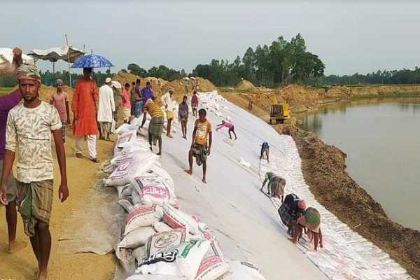 নালিতাবাড়ীতে ফসল রক্ষায় বাঁধ হওয়ায় কৃষকের মুখে হাসি