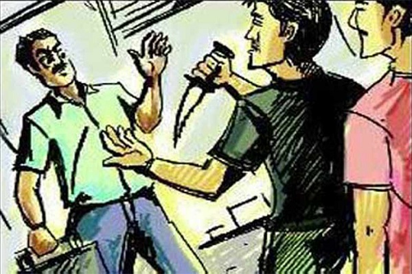 চোখে মরিচের গুড়া ছিটিয়ে ব্যবসায়ীর টাকা ছিনতাই