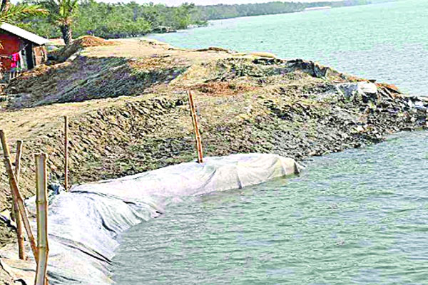 খুলনার উপকূলে বেড়িবাঁধে ভাঙন আতঙ্ক