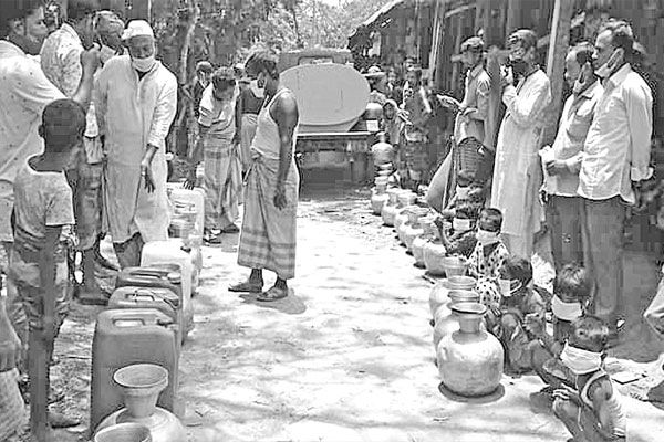 সুপেয় পানির জন্য দীর্ঘ লাইন