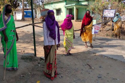 লাঠি হাতে প্রমীলা বাহিনী, মৃত্যুপুরী ভারতের যে গ্রামকে এখনও স্পর্শ করতে পারেনি করোনা