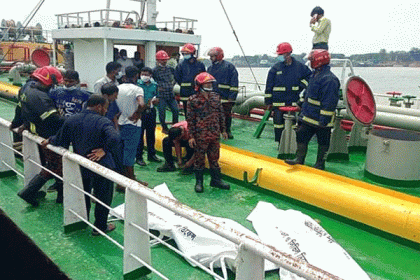 কর্ণফুলীতে অয়েল ট্যাংকে অগ্নিকাণ্ডের ঘটনায় দুইজনের মৃত্যু, আহত ৩