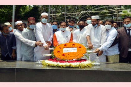 বঙ্গবন্ধুর প্রতিকৃতিতে হাজী সেলিম ও ইরফানের শ্রদ্ধা