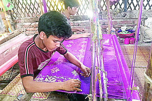এবার জামদানি শিল্পীদের মাথায় হাত
