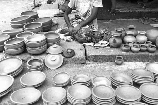 থমকে গেছে নওগাঁর মৃৎশিল্প