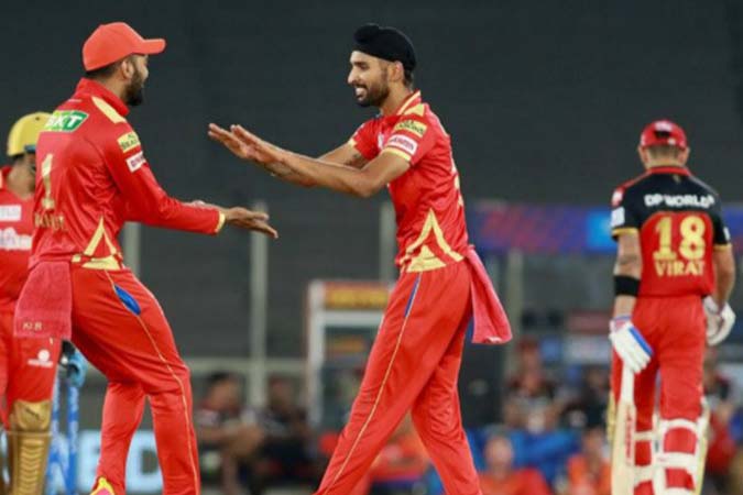 স্পিনের ছোবলে বিদ্ধ কোহলির ব্যাঙ্গালুরু
