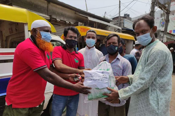পরিবহন শ্রমিকদের মাঝে আওয়ামী লীগের ত্রাণ উপকমিটির খাদ্য বিতরণ
