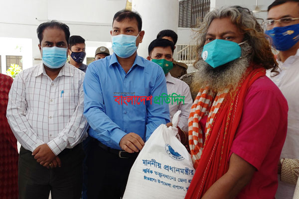 কুষ্টিয়ায় প্রধানমন্ত্রীর করোনাকালিন ত্রাণ পেলেন অসচ্ছল লালন শিল্পীরা