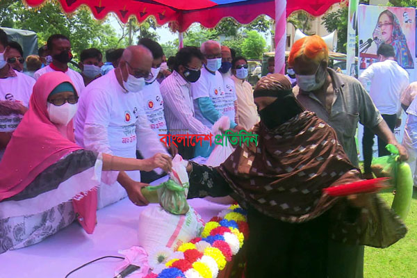 খুলনায় কর্মহীন শ্রমিকদের মানবিক সহায়তা প্রদান 