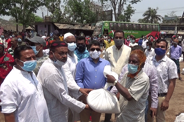 বাগেরহাটে পরিবহন শ্রমিকদের মাঝে খাদ্য বিতরণ