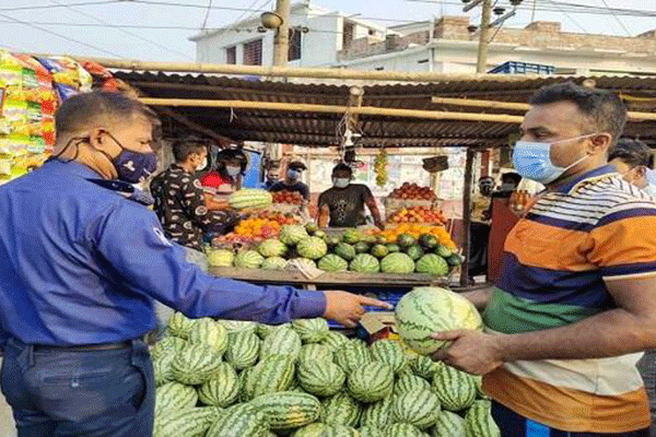নাটোরে কেজি দরে তরমুজের দাম বেঁধে দিল পুলিশ
