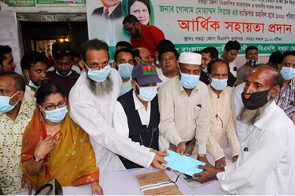 বগুড়ায় গরীব অসহায়দের মাঝে নগদ অর্থ বিতরণ এমপি সিরাজের

