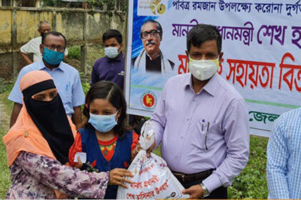 নাটোরে প্রতিবন্ধী শিশুদের মাঝে মানবিক সহায়তা বিতরণ