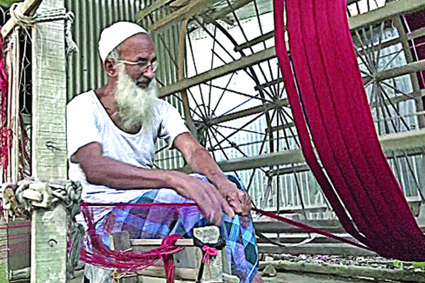 অস্তিত্ব সংকটে টাঙ্গাইলের তাঁতশিল্প
