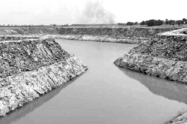 লালপুরে খাসজমি দখল করে পুকুর খনন
