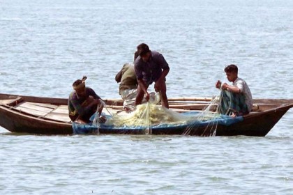 মধ্য রাত থেকে শেষ হয়েছে মাছ ধরার নিষেধাজ্ঞা