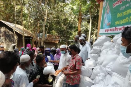 সন্দ্বীপে করোনায় বিপর্যস্তদের মধ্যে খাদ্য-সামগ্রী বিতরণ