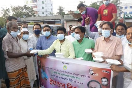 রাসিক মেয়রের উদ্যোগে ইফতার পাচ্ছেন গরীব ও অসহায় মানুষ