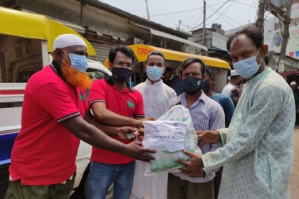 পরিবহন শ্রমিকদের মাঝে আওয়ামী লীগের ত্রাণ উপকমিটির খাদ্য বিতরণ
