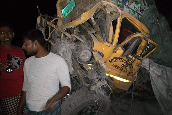 রেলক্রসিংয়ের সিগন্যাল অমান্য, অতঃপর ট্রেনের ইঞ্জিনের সঙ্গে ট্রাকের সংঘর্ষ